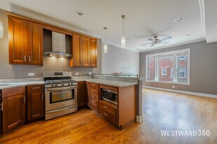 2432 N Geneva Terrace in Chicago, IL - Building Photo