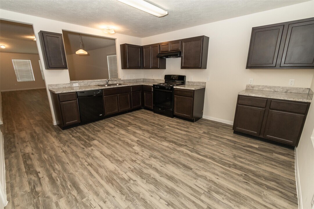 56 Santa Barbara Dr in Manvel, TX - Building Photo