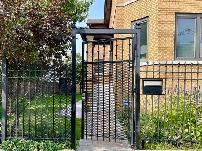 2112 N Sawyer Ave in Chicago, IL - Foto de edificio - Building Photo