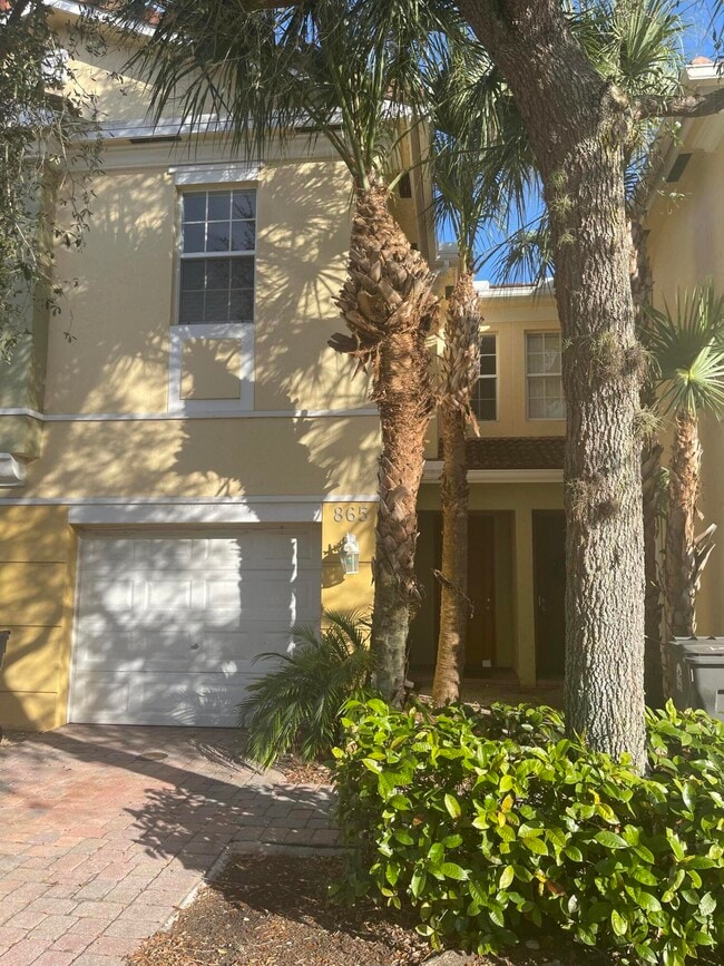 property at 865 Pipers Cay Dr