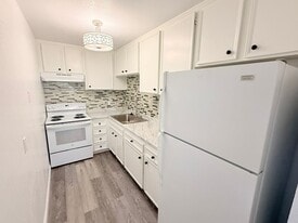 2825 N Los Felices Rd in Palm Springs, CA - Building Photo