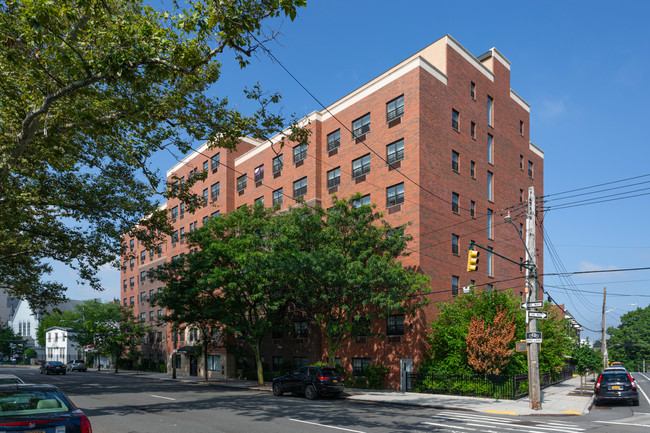 3677-3681 White Plains Rd in Bronx, NY - Foto de edificio - Building Photo