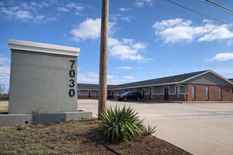 7030 W Wilshire Blvd in Oklahoma City, OK - Foto de edificio - Building Photo