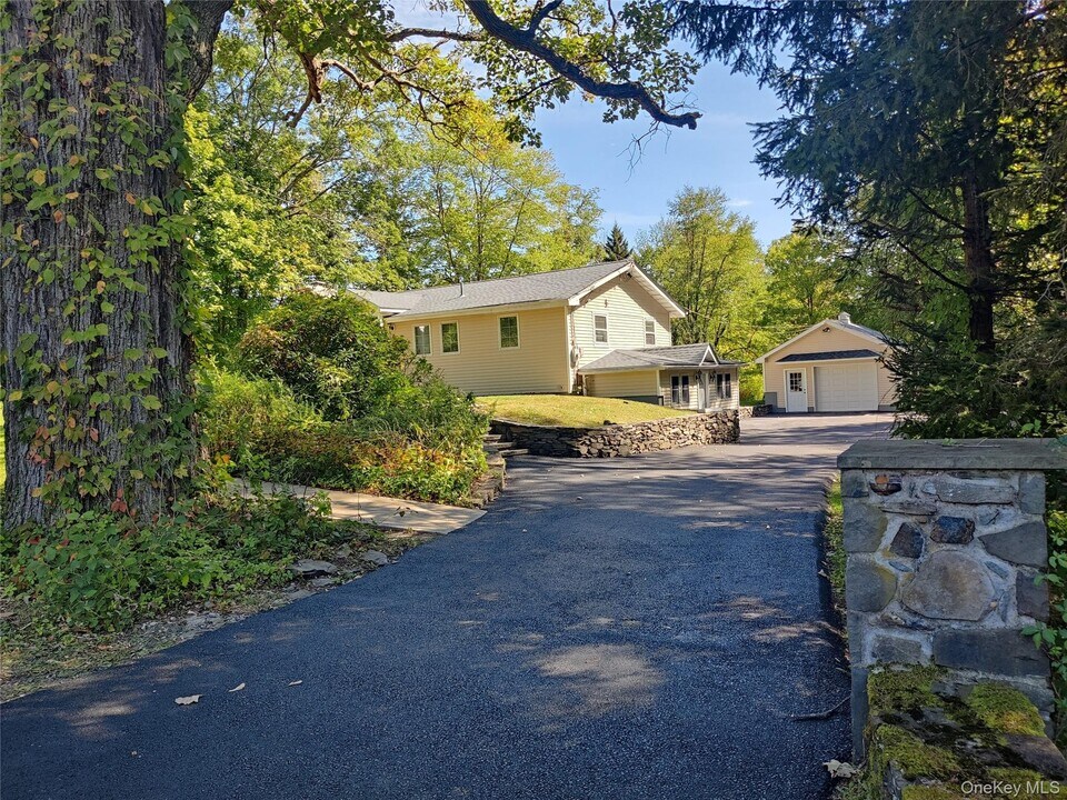 102 Old Hopewell Rd in Wappingers Falls, NY - Building Photo