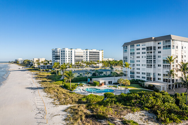 Embassy Club in Naples, FL - Foto de edificio - Building Photo