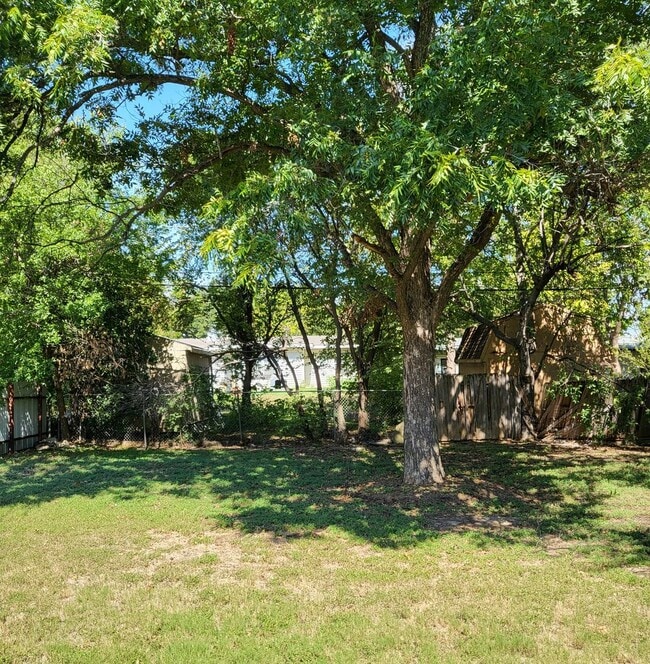 2009 Sidney St in Arlington, TX - Foto de edificio - Building Photo