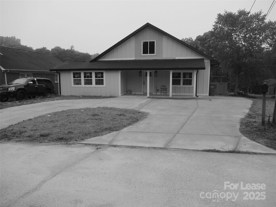 723 S Cedar St in Lincolnton, NC - Building Photo