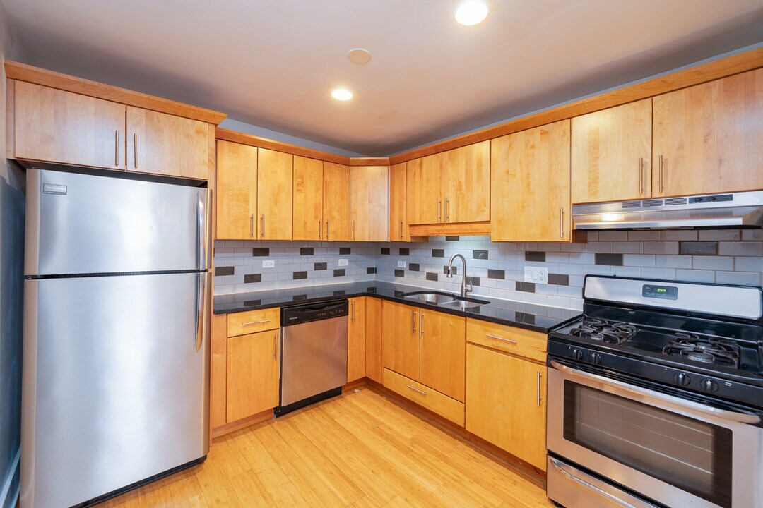 1047 W Madison St in Chicago, IL - Building Photo