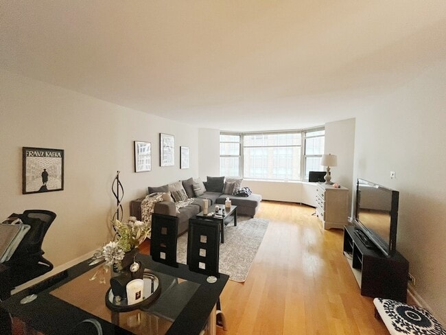 535 N Michigan Ave, Unit 1403 in Chicago, IL - Foto de edificio - Building Photo