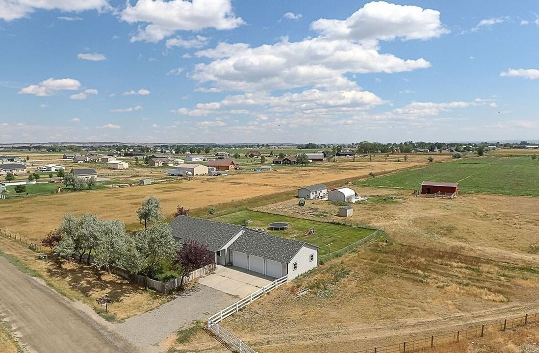 4860 Maribrooke Rd in Shepherd, MT - Foto de edificio