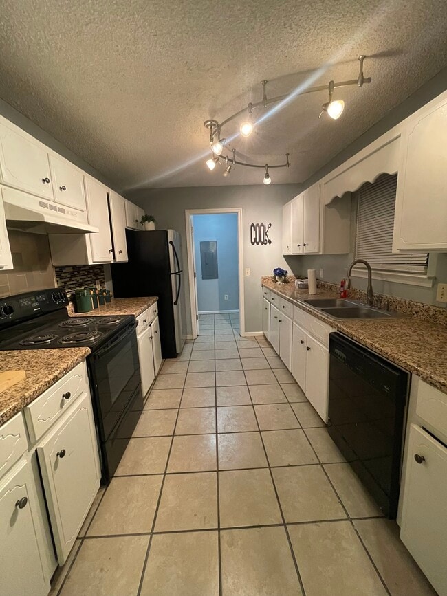 1011 Barley Dr in Hinesville, GA - Foto de edificio - Building Photo