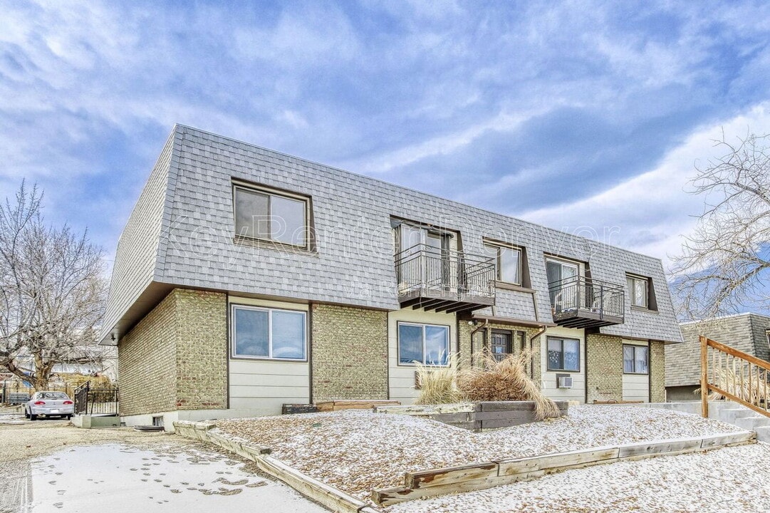 9406 W 57th Ave in Arvada, CO - Foto de edificio