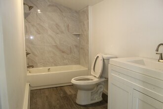 647 New Park Ave in West Hartford, CT - Building Photo - Building Photo