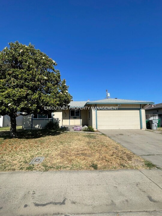 1561 Austin St in Atwater, CA - Building Photo