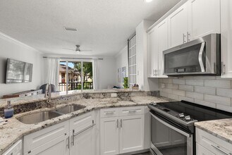 910 Normandy Trace Rd in Tampa, FL - Building Photo - Building Photo
