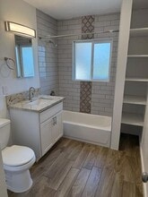 2537 E Clarendon Ave, Unit 2 in Phoenix, AZ - Foto de edificio - Building Photo