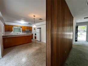 8240 SW 96th St in Miami, FL - Foto de edificio - Building Photo