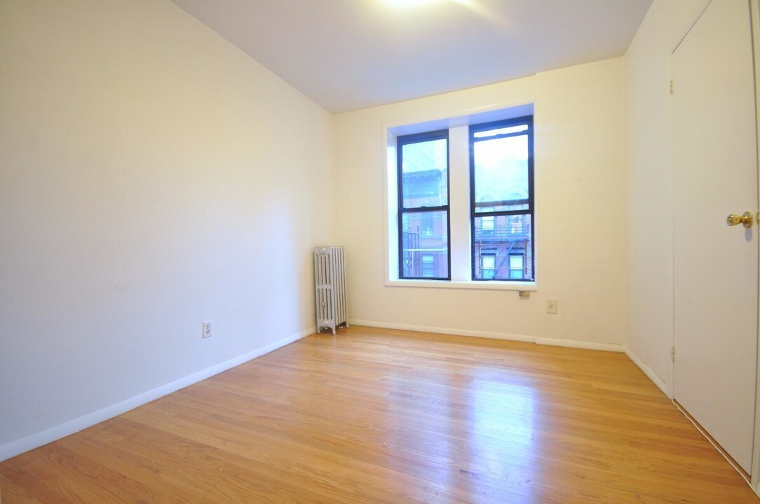 329 E 94th St in New York, NY - Building Photo