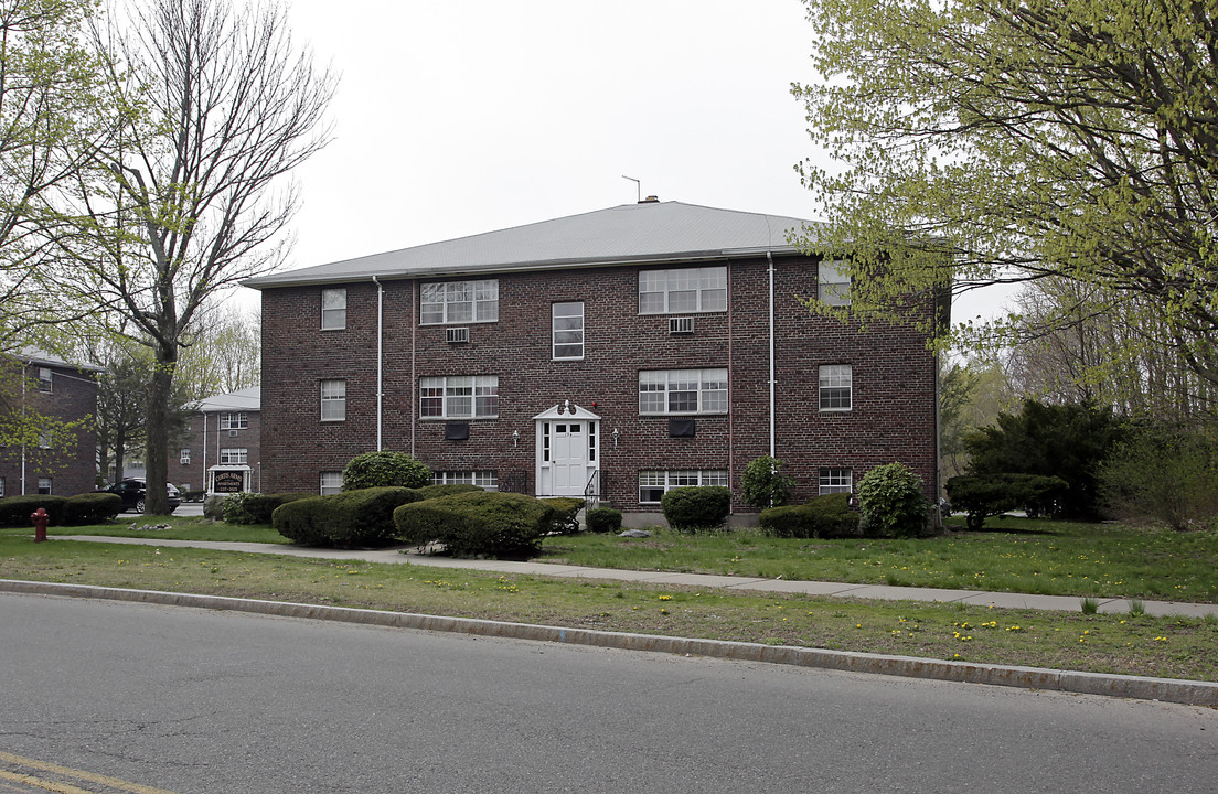 Curtis Arms Apartments in Newtonville, MA - Foto de edificio