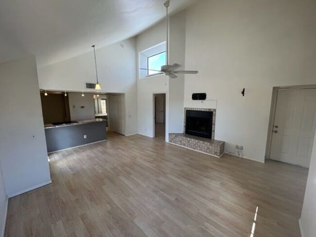 1200 E River Rd in Tucson, AZ - Foto de edificio - Building Photo