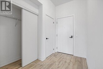 220-220 Missinnihe Way in Mississauga, ON - Building Photo - Building Photo