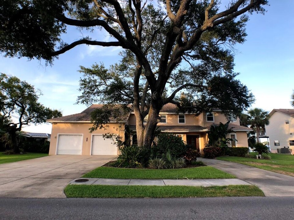 1647 Riverside Dr in Holly Hill, FL - Building Photo