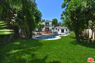 19061 Wells Dr in Los Angeles, CA - Building Photo - Building Photo