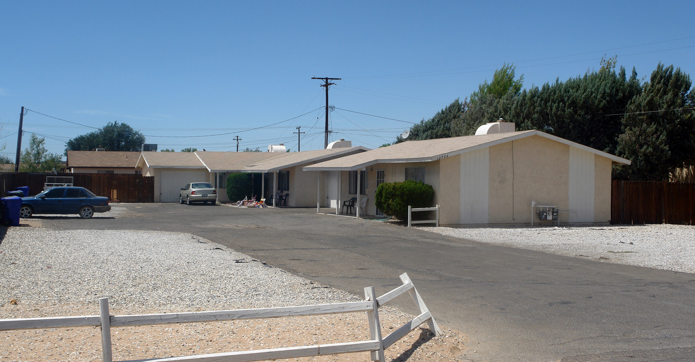 12754 Red Wing Rd in Apple Valley, CA - Building Photo