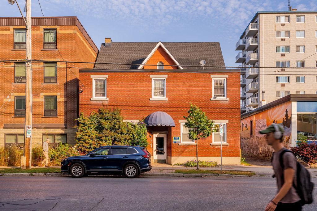 217 Laurier in Ottawa, ON - Foto de edificio