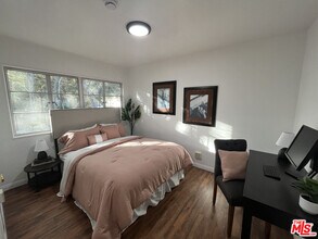 5162 1/2 Village Green in Los Angeles, CA - Building Photo - Building Photo