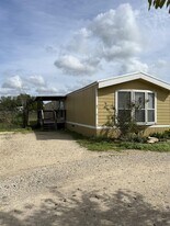 50 Willowbrook Ct in Martindale, TX - Building Photo