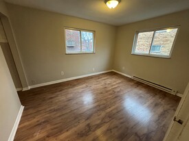 Crest Hill Quad Apartments in Cincinnati, OH - Building Photo