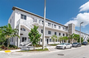 6450 NW 102nd Path in Doral, FL - Building Photo