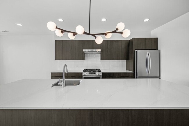 1801 W Grand Ave, Unit 405 in Chicago, IL - Foto de edificio - Building Photo