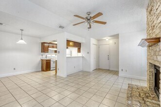 7806 Chimayo Cove, Unit B in Austin, TX - Foto de edificio - Building Photo