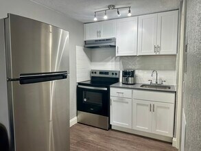 Pinellas Pines in Pinellas Park, FL - Building Photo - Building Photo