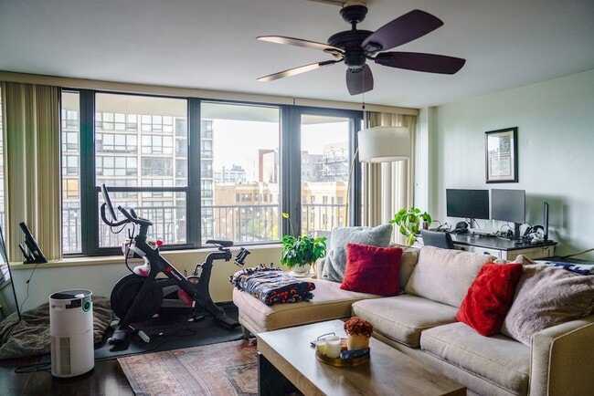 1560 N Sandburg Terrace, Unit 503J in Chicago, IL - Foto de edificio - Building Photo