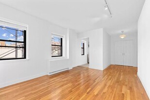 186 W 80th St in New York, NY - Building Photo