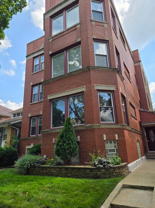 2043 E 72nd Pl, Unit 3