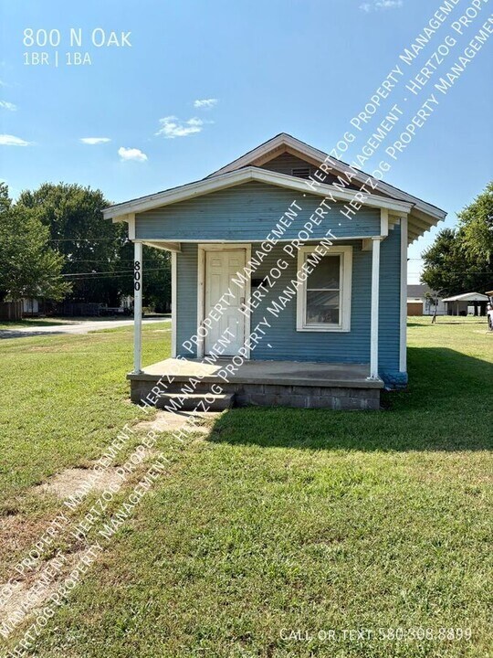 800 N Oak St in Ponca City, OK - Building Photo