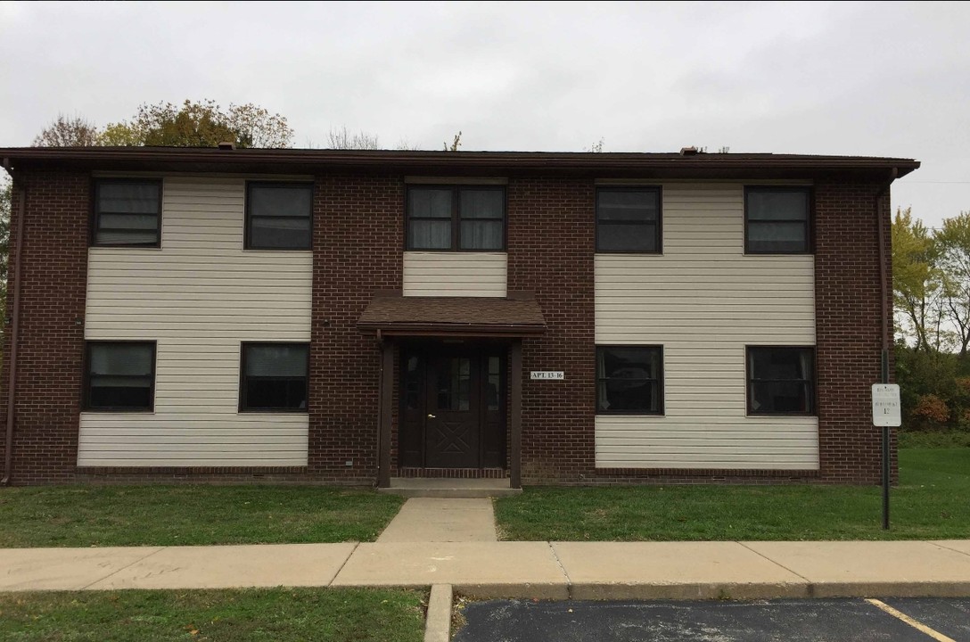 Lincoln Court Apartments in Riverton, IL - Building Photo