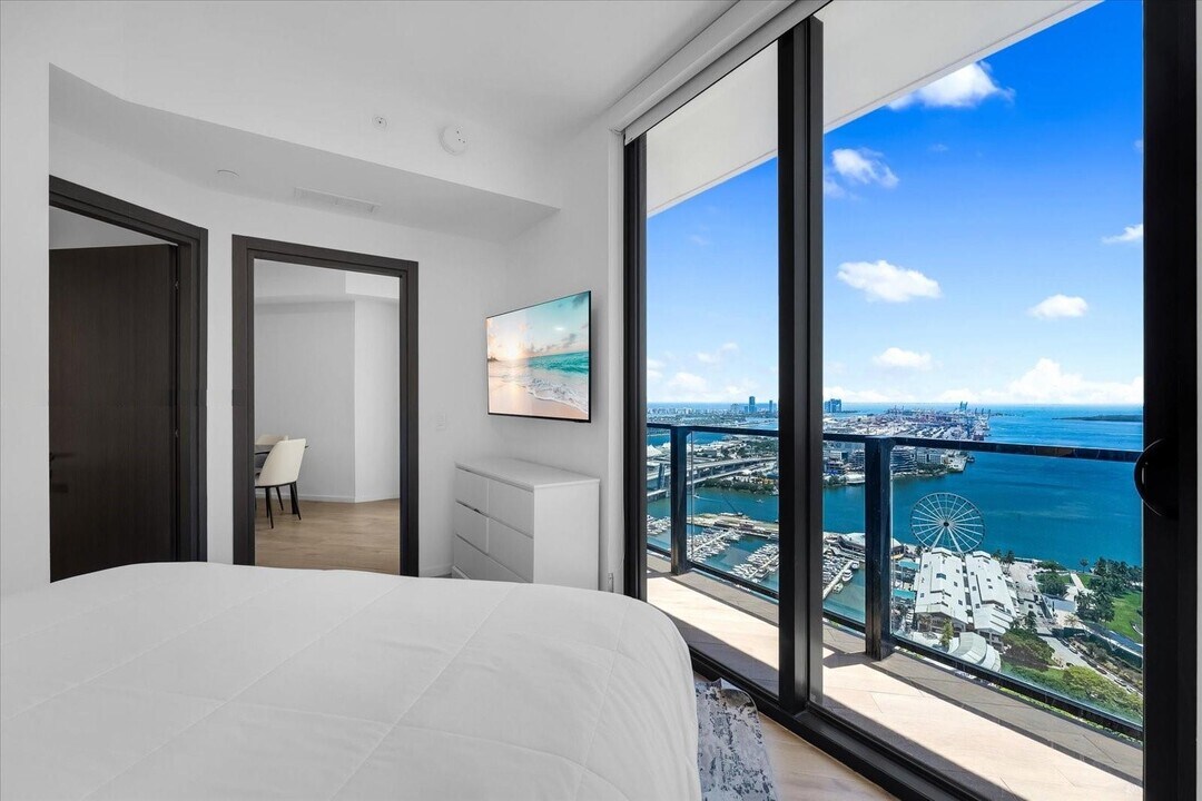 398 NE 5th St, Unit 3714 in Miami, FL - Building Photo