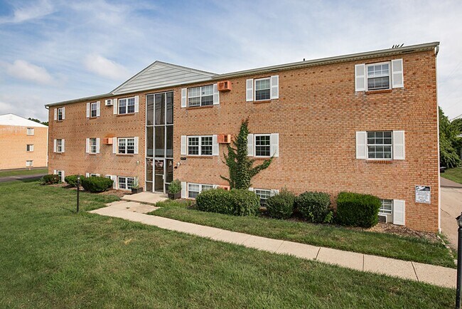 Clough Pike Apartments in Cincinnati, OH - Building Photo - Building Photo