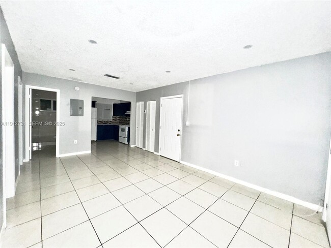 637 SW 10th Ave in Miami, FL - Building Photo - Building Photo
