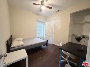 1254 W 37th Dr in Los Angeles, CA - Foto de edificio - Building Photo