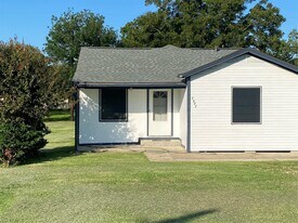1802 N Avenue Q in Freeport, TX - Building Photo
