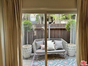 362 S Barrington Ave in Los Angeles, CA - Building Photo - Building Photo