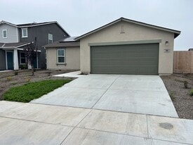 490 Cromley St in Tulare, CA - Building Photo