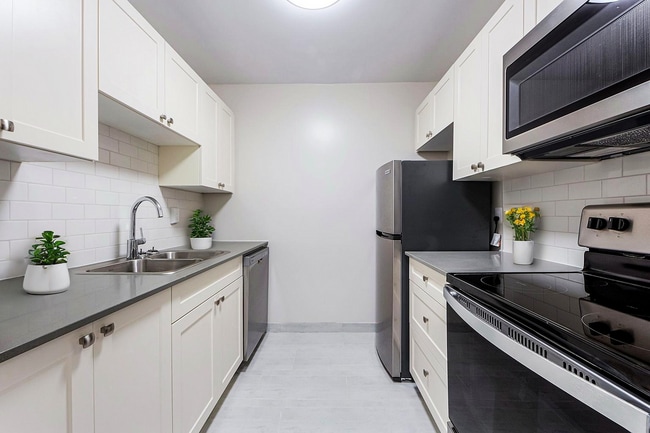 Woodstone Apartments in Sarnia, ON - Building Photo - Building Photo