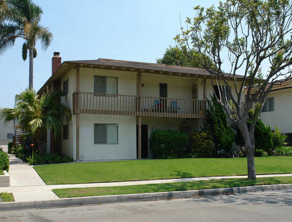 16042 Waikiki Ln in Huntington Beach, CA - Building Photo